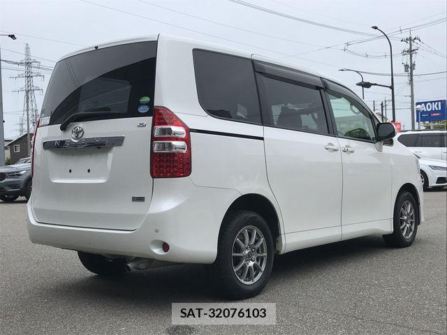 Toyota NOAH 2013-05 6613781-2