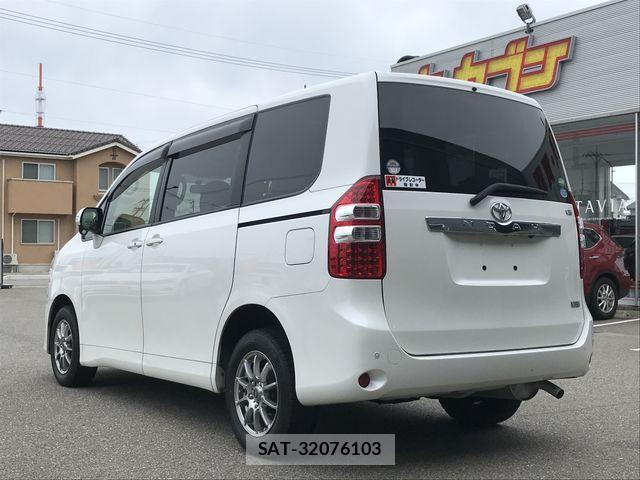 Toyota NOAH 2013-05 6613781-7
