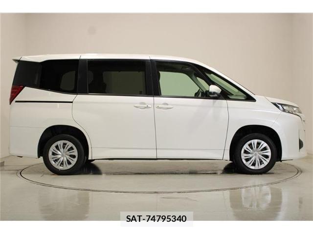 Toyota NOAH 2022-04 6910360-13
