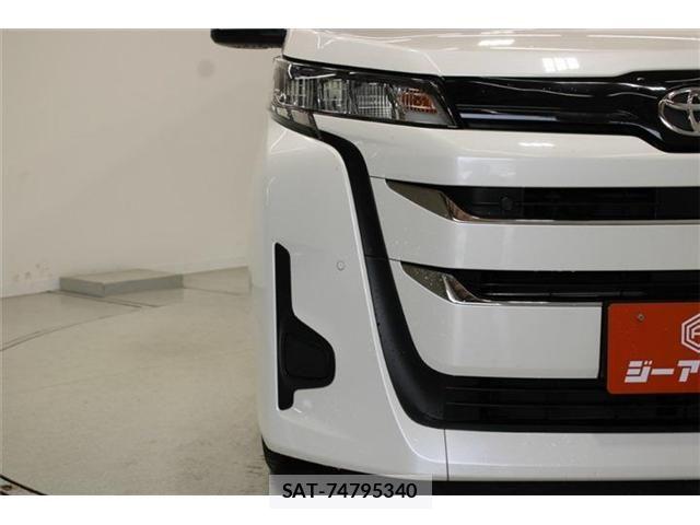 Toyota NOAH 2022-04 6910360-16