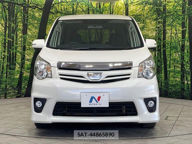 Toyota NOAH 2013-05 7021089-14