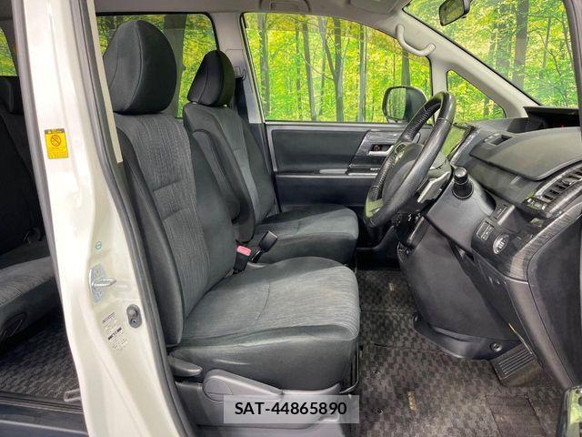 Toyota NOAH 2013-05 7021089-7