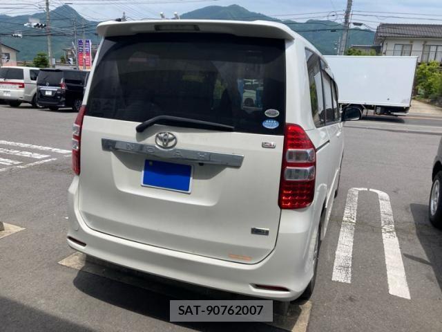 Toyota NOAH 2010-09 7222814-3