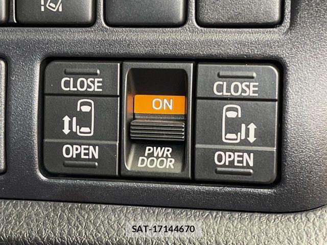Toyota NOAH 2020-07 7215751-6