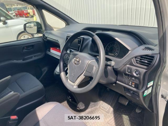 Toyota NOAH 2017-09 7328952-11