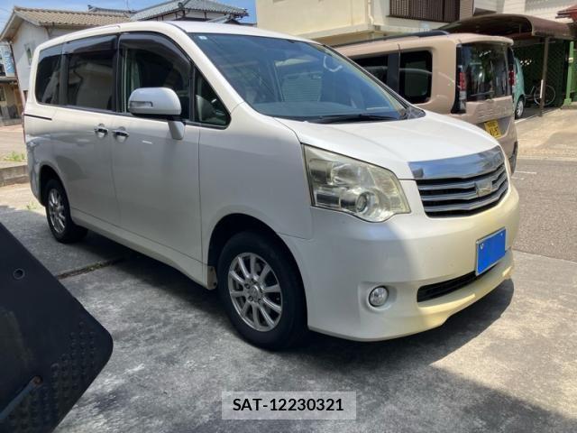 Toyota NOAH 2013-06 7328957-0