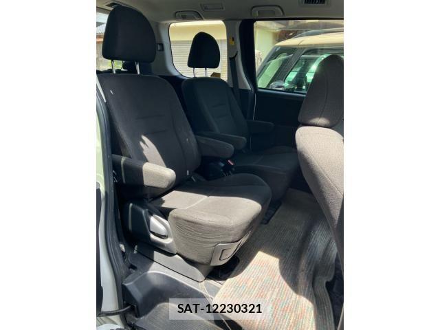 Toyota NOAH 2013-06 7328957-12