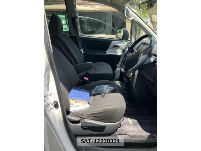 Toyota NOAH 2013-06 7328957-13