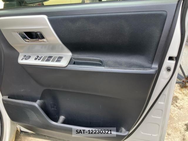 Toyota NOAH 2013-06 7328957-14