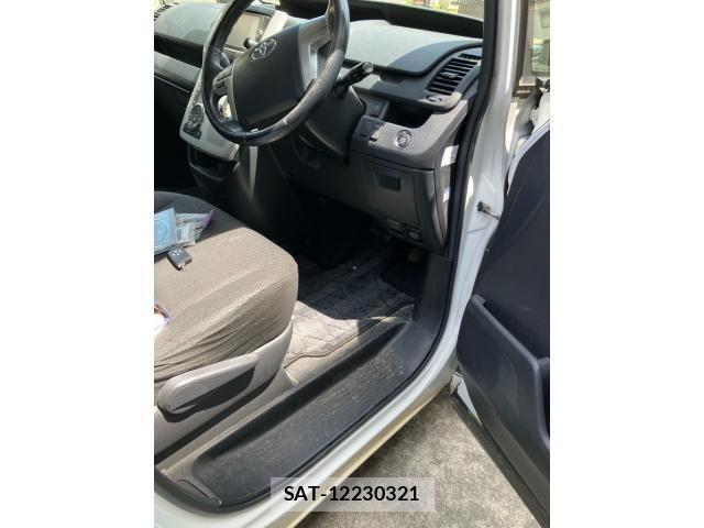 Toyota NOAH 2013-06 7328957-15