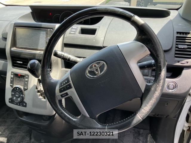 Toyota NOAH 2013-06 7328957-16