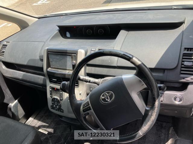 Toyota NOAH 2013-06 7328957-17