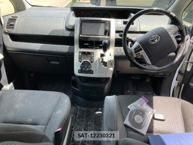 Toyota NOAH 2013-06 7328957-20
