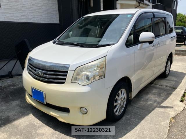 Toyota NOAH 2013-06 7328957-2