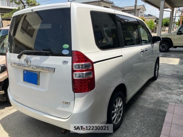Toyota NOAH 2013-06 7328957-3