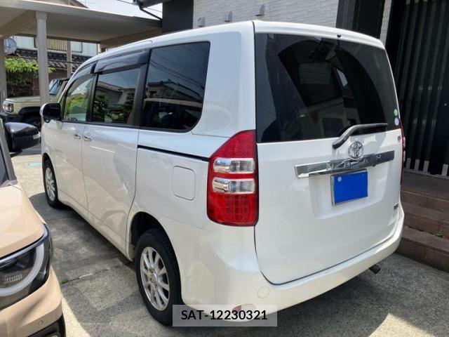 Toyota NOAH 2013-06 7328957-4