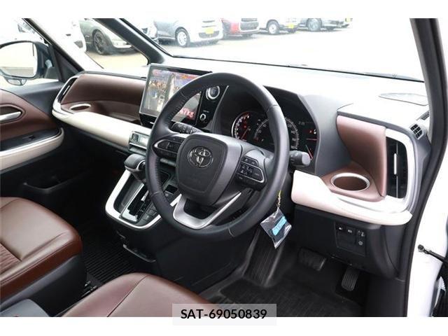 Toyota NOAH 2023-07 7456371-11