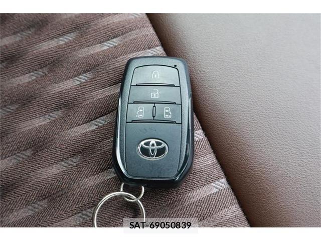 Toyota NOAH 2023-07 7456371-25