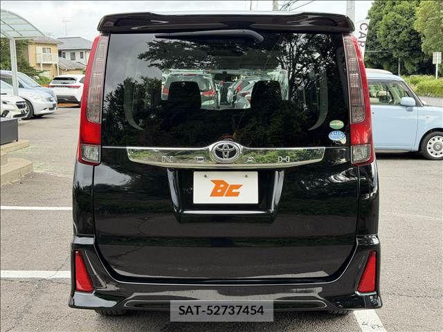 Toyota NOAH 2014-04 7562570-22
