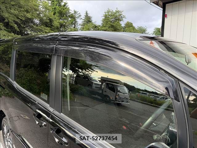 Toyota NOAH 2014-04 7562570-29