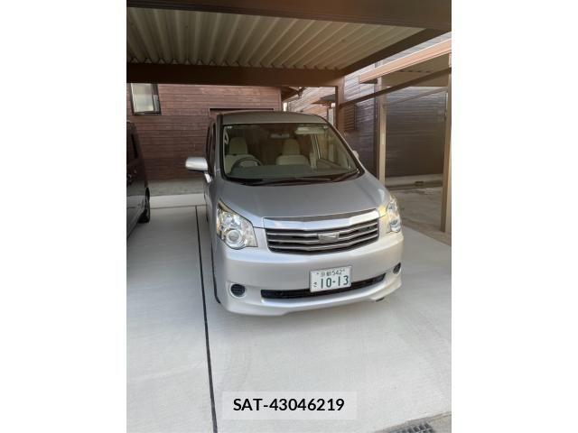 Toyota NOAH 2013-10 7618781-0