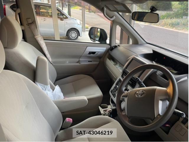 Toyota NOAH 2013-10 7618781-9
