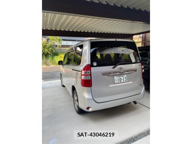 Toyota NOAH 2013-10 7618781-1