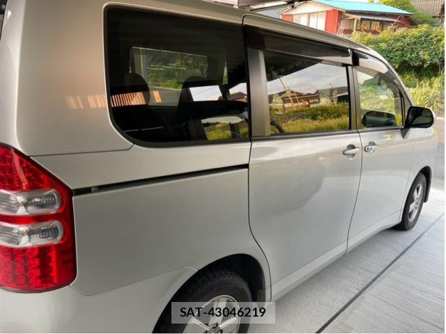 Toyota NOAH 2013-10 7618781-3