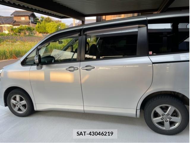 Toyota NOAH 2013-10 7618781-4