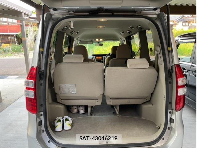 Toyota NOAH 2013-10 7618781-5