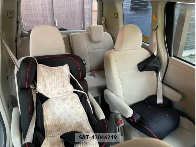 Toyota NOAH 2013-10 7618781-7