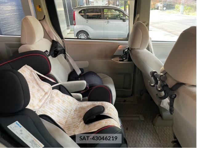 Toyota NOAH 2013-10 7618781-8