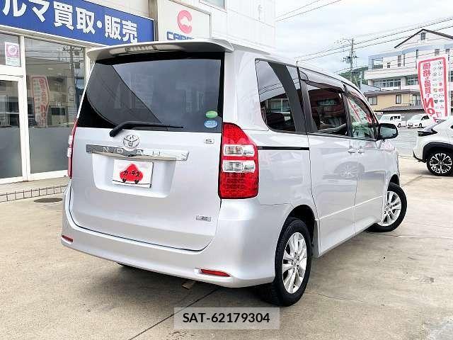 Toyota NOAH 2012-06 7618778-2