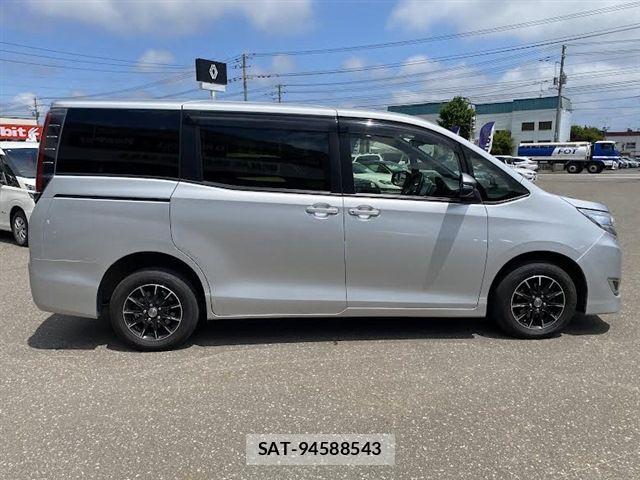 Toyota NOAH 2017-10 7787709-9