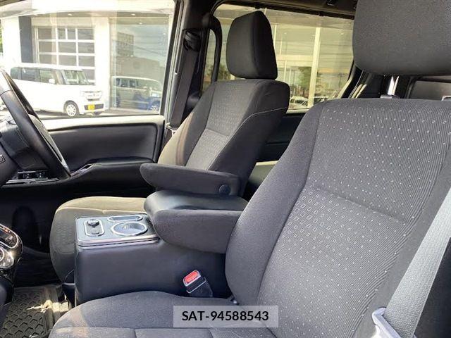 Toyota NOAH 2017-10 7787709-17