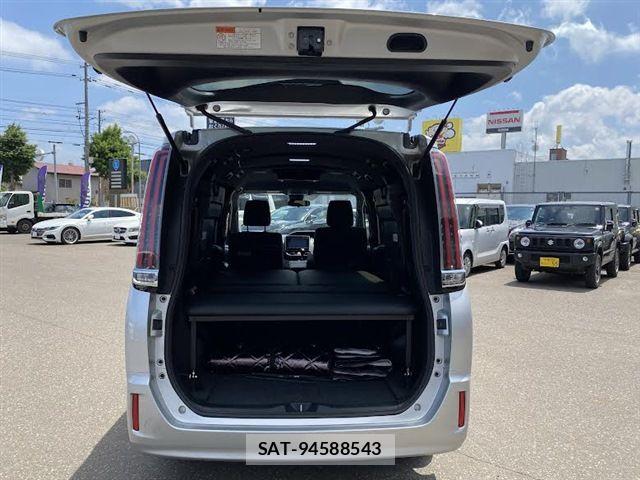 Toyota NOAH 2017-10 7787709-19