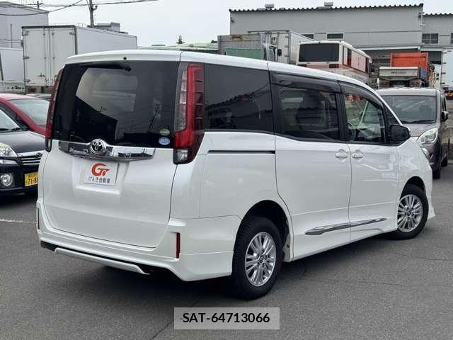 Toyota NOAH 2015-11 7878436-1