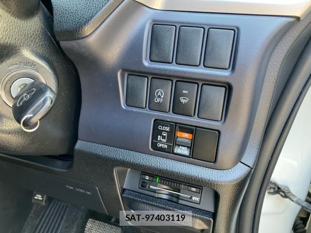 Toyota NOAH 2014-03 7903143-16
