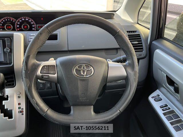 Toyota NOAH 2013-10 8074928-13