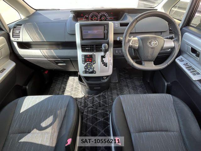 Toyota NOAH 2013-10 8074928-1