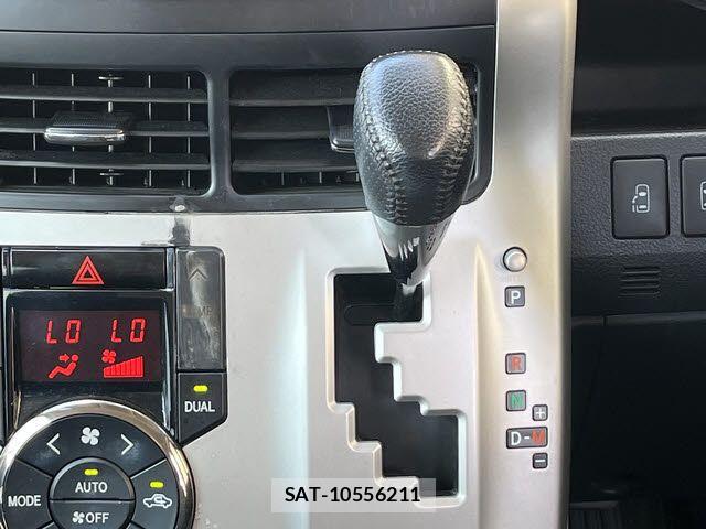 Toyota NOAH 2013-10 8074928-19