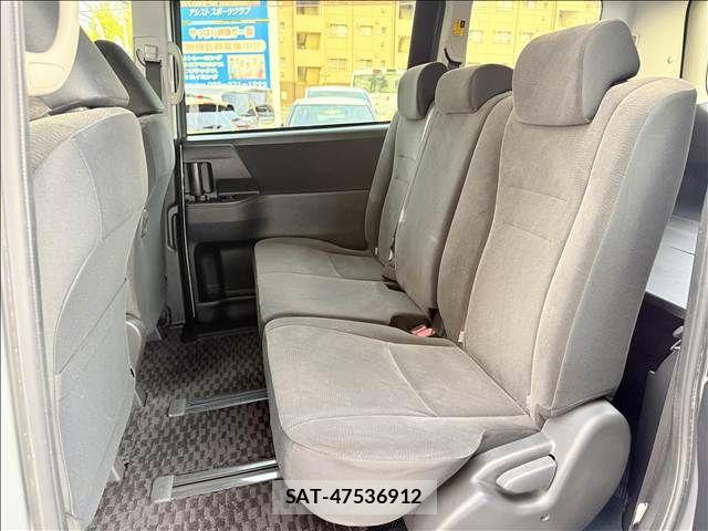 Toyota NOAH 2011-05 8074929-9