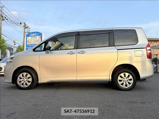 Toyota NOAH 2011-05 8074929-5