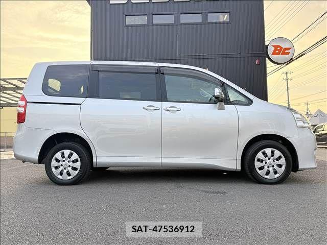Toyota NOAH 2011-05 8074929-6