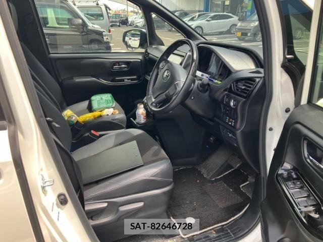 Toyota NOAH 2021-06 8158916-14