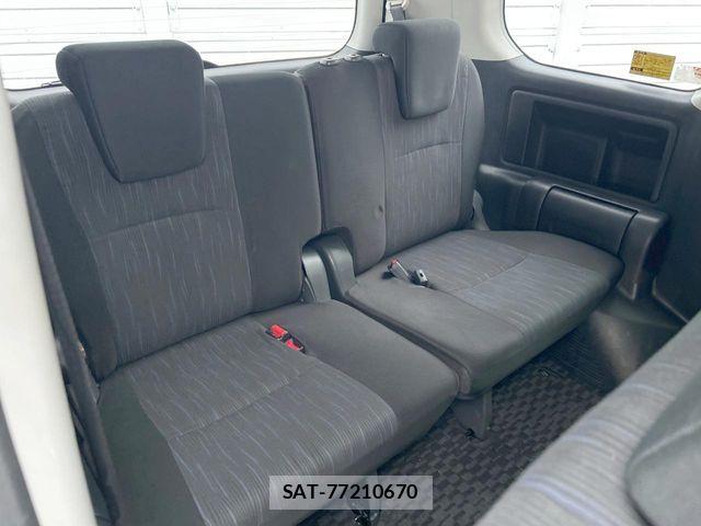 Toyota NOAH 2012-06 8209177-11