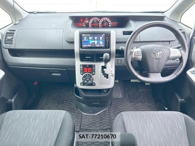 Toyota NOAH 2012-06 8209177-1
