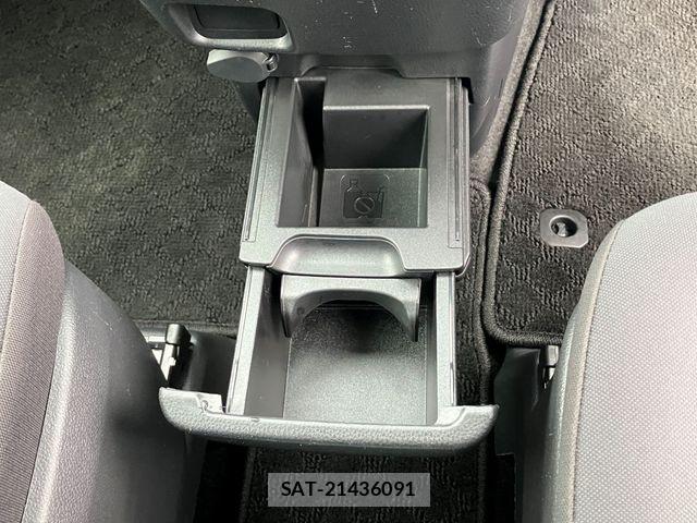 Toyota NOAH 2023-07 8209170-21
