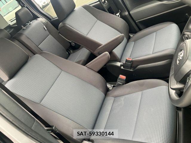 Toyota NOAH 2023-08 8209169-12
