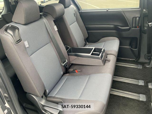 Toyota NOAH 2023-08 8209169-13